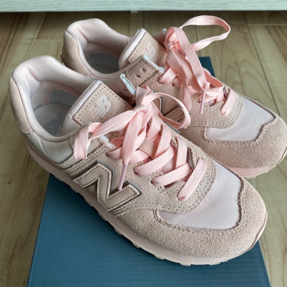 New Balance Women Sneakers - Picture 8 of 10
